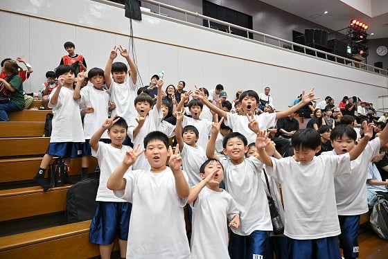 アリーナで盛り上がる子供たち