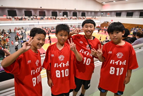 応援Tシャツを着た子供たち